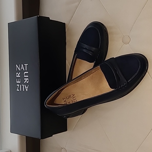 NWT Naturalizer Finley loafer. Navy, size 6.5 - Picture 1 of 8